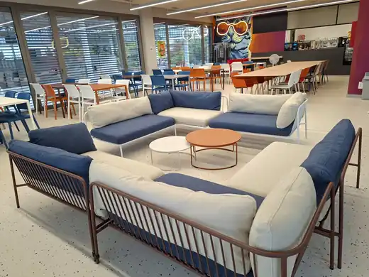 Espacio de descanso y cafetería del colegio